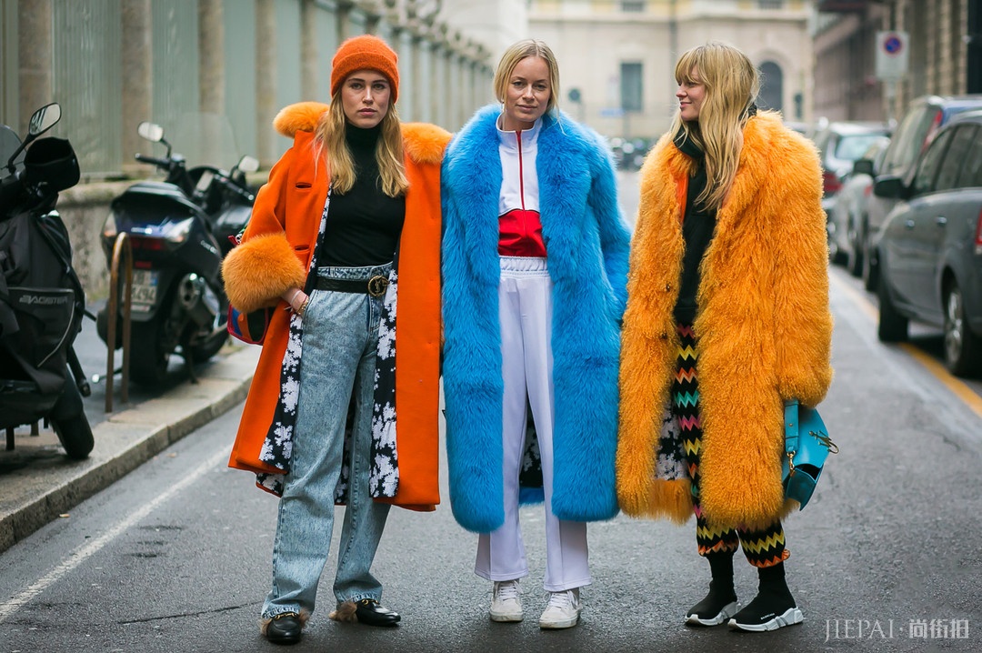 皮草外套最美街拍：毛茸茸暖融融，不仅时髦还显“贵气”