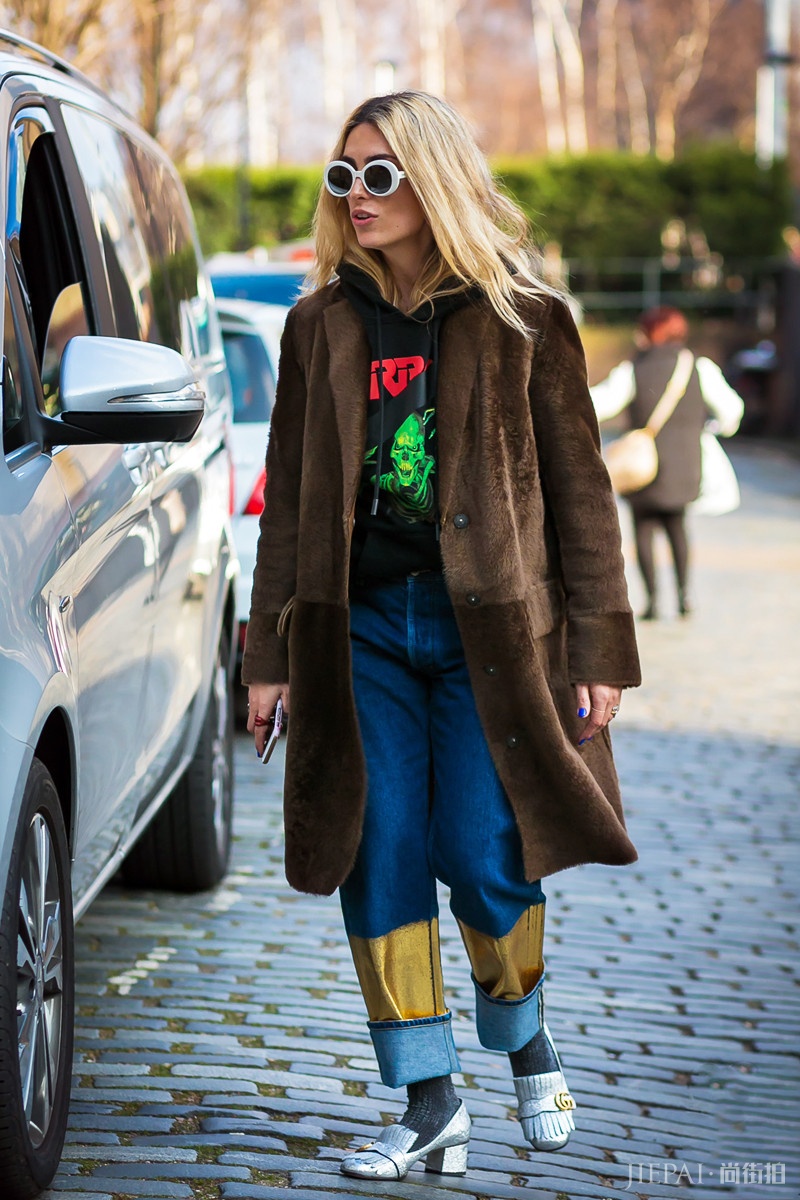 皮草外套最美街拍：毛茸茸暖融融，不仅时髦还显“贵气”