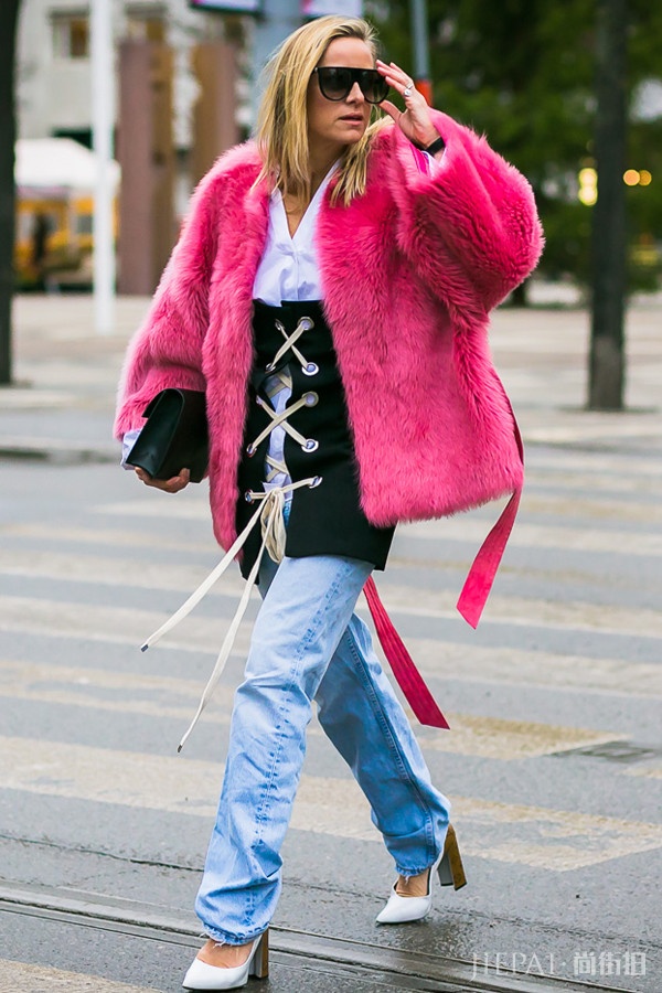皮草外套最美街拍：毛茸茸暖融融，不仅时髦还显“贵气”