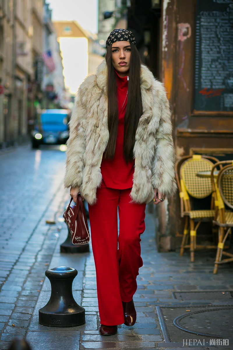 皮草外套最美街拍：毛茸茸暖融融，不仅时髦还显“贵气”