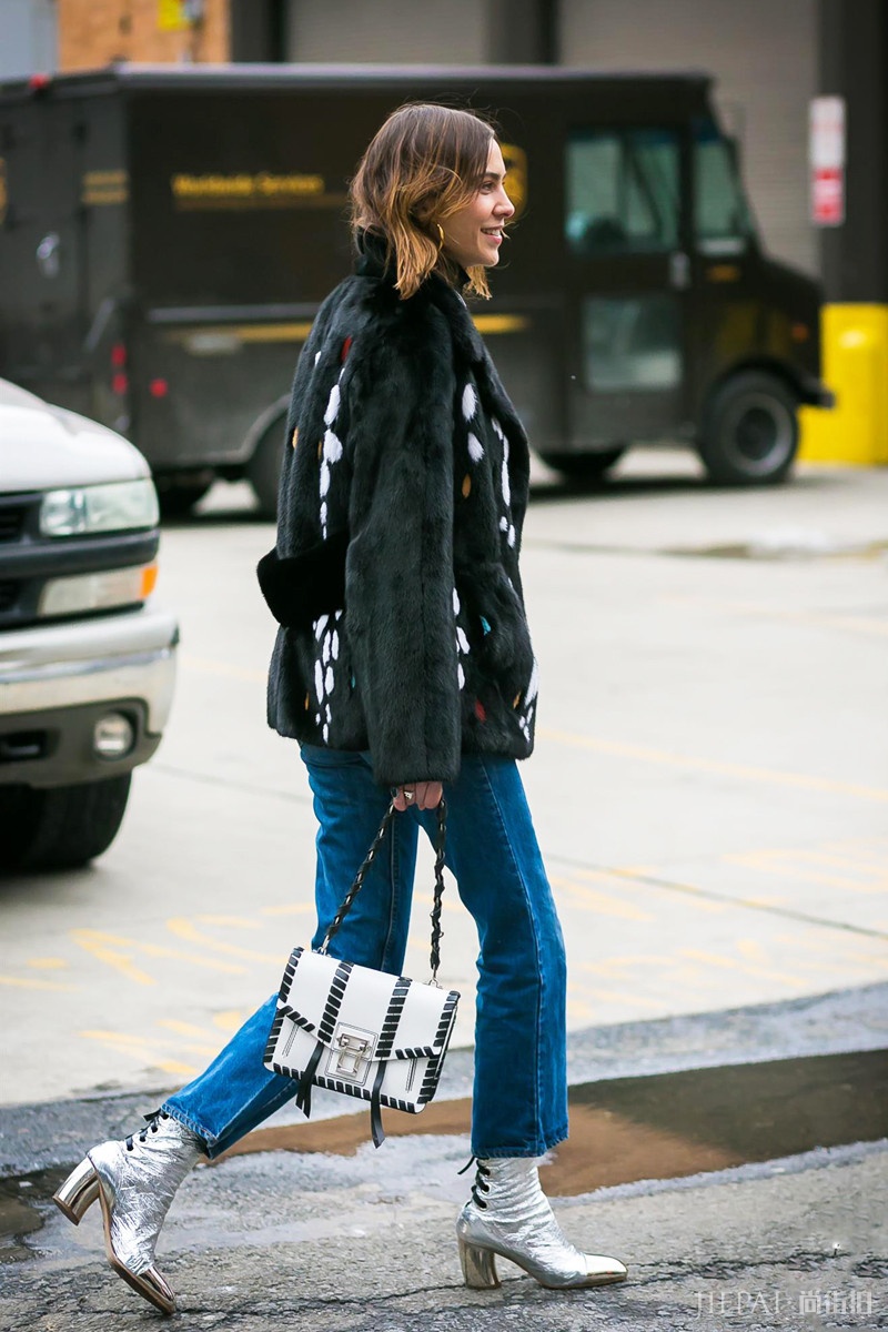 皮草外套最美街拍：毛茸茸暖融融，不仅时髦还显“贵气”