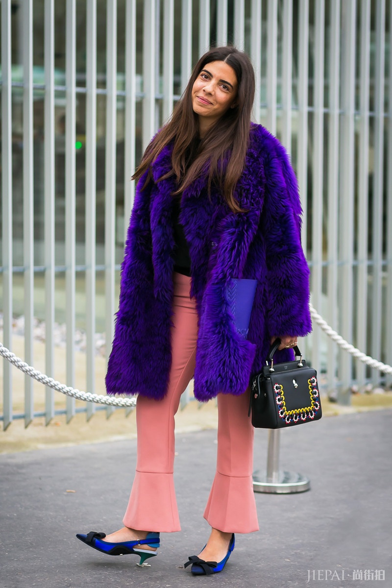 皮草外套最美街拍：毛茸茸暖融融，不仅时髦还显“贵气”