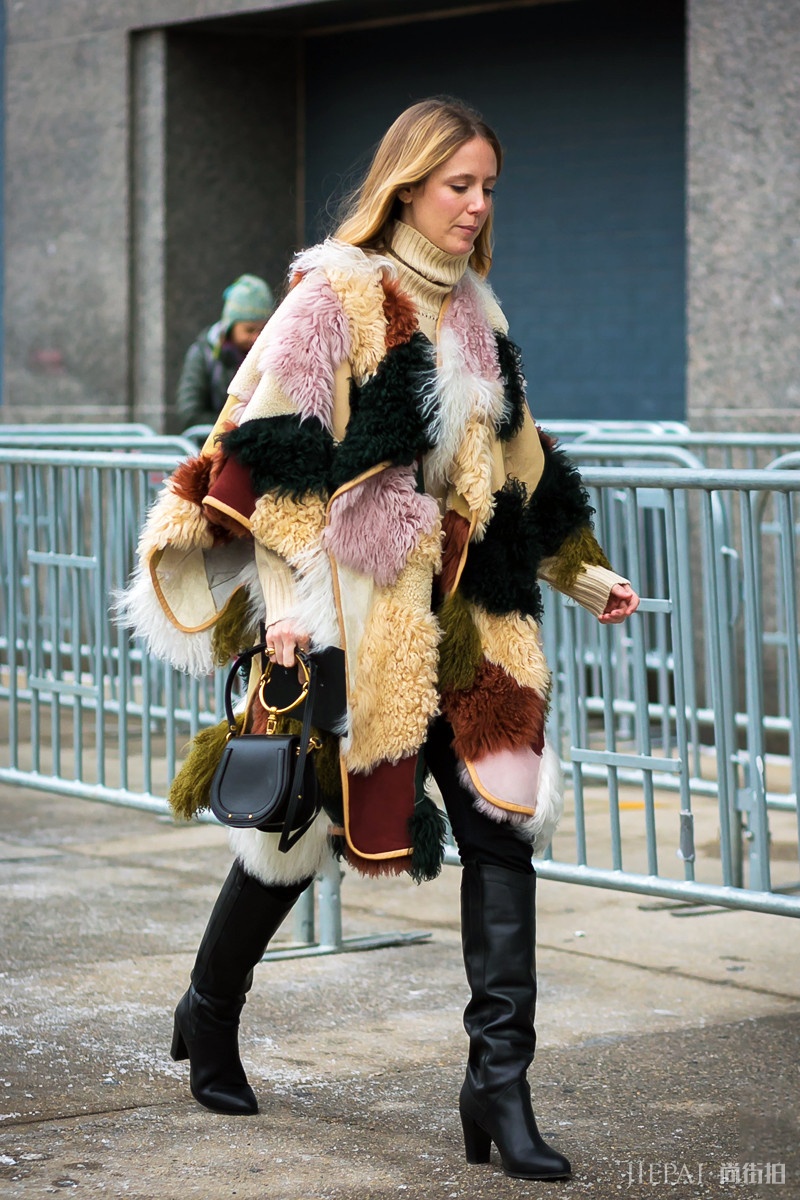 皮草外套最美街拍：毛茸茸暖融融，不仅时髦还显“贵气”
