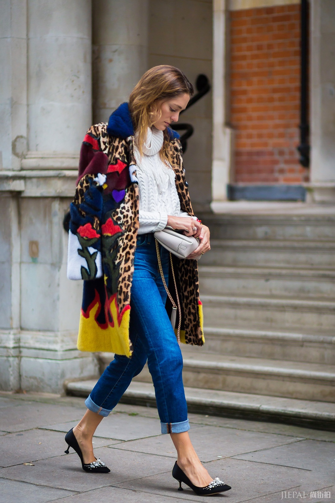 皮草外套最美街拍：毛茸茸暖融融，不仅时髦还显“贵气”