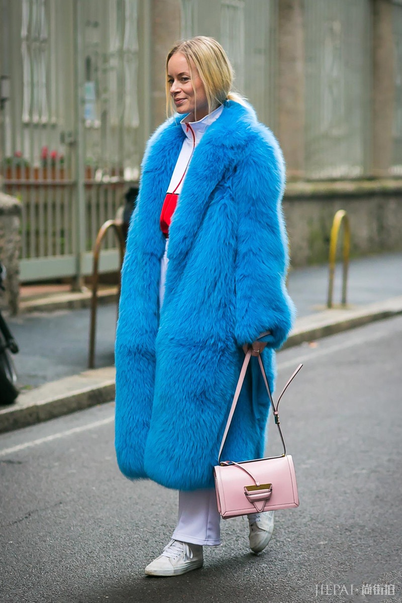 皮草外套最美街拍：毛茸茸暖融融，不仅时髦还显“贵气”