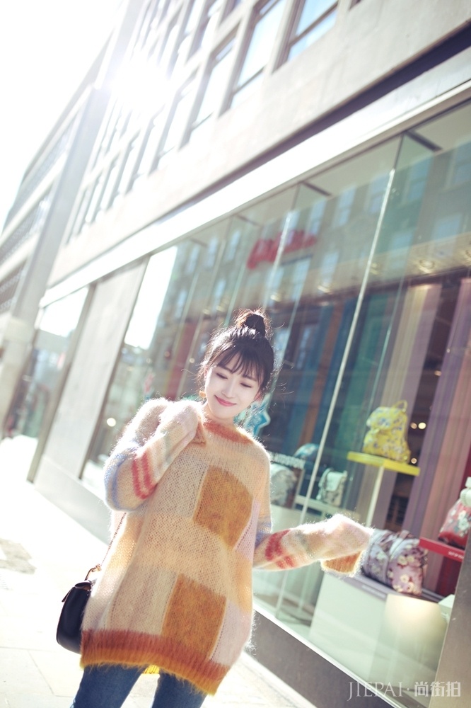 蕊希冬日毛衣街拍写真曝光 一双笑眼弯弯慵懒迷人