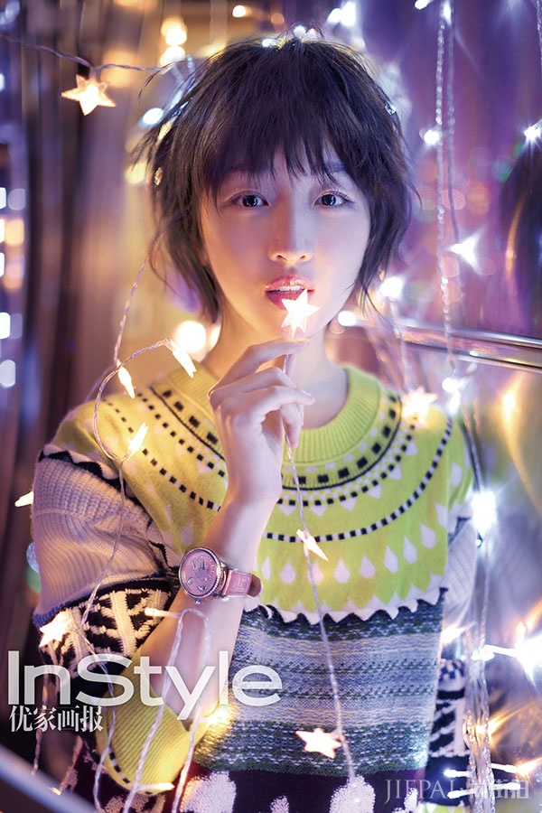 周冬雨化身圣诞小精灵 弯弯的月牙眼又暖又萌