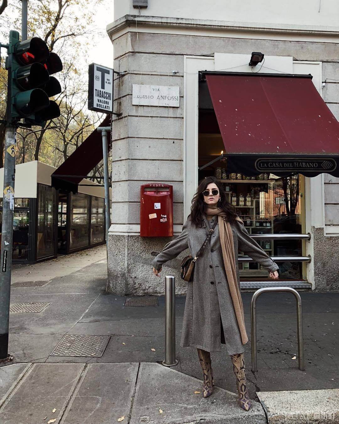 Eleonora Carisi搭配功力相当了得，不妖艳却动人的性感原来就是这样！