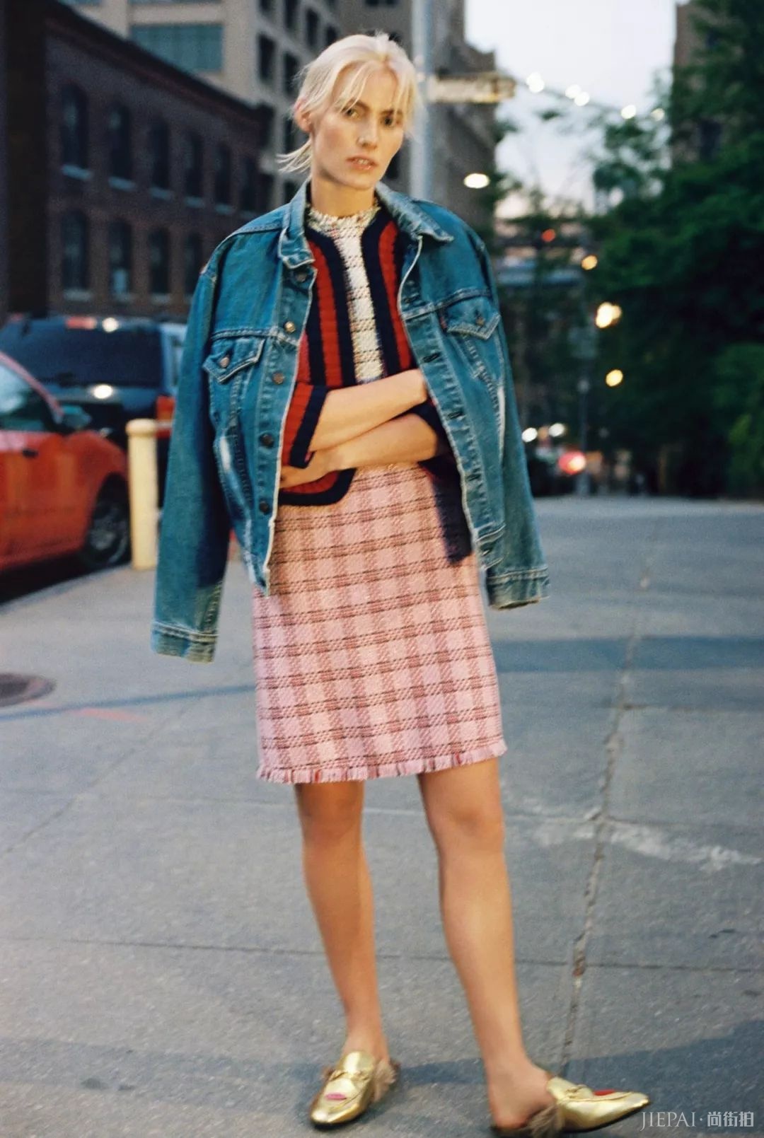 是时候收拾你的衣橱了 这五种街拍单品再穿就会过时啦