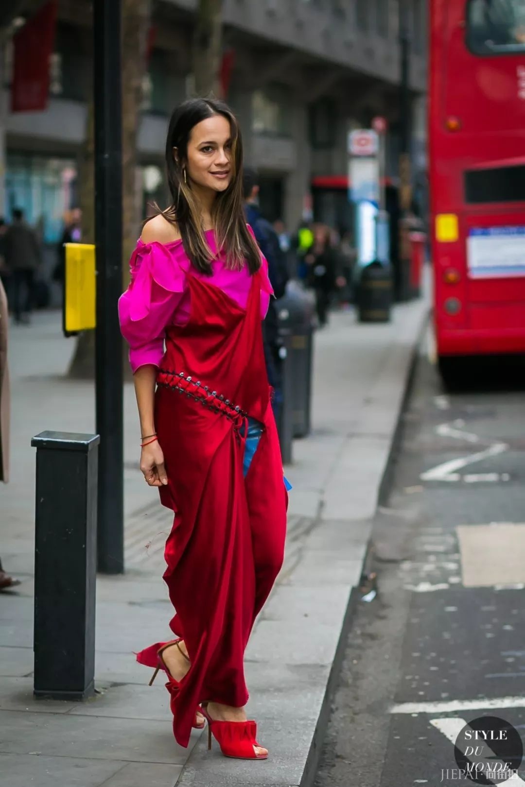 裙装+裤子，这才是2018年最时髦的穿法！