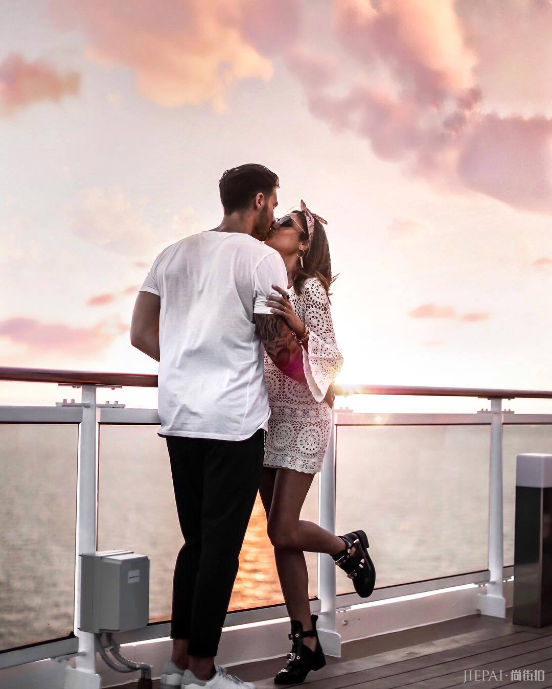 露肩露背露锁骨，驼色黑白高级灰，法国时尚博主Federica L.的私服，就是大写的优雅+性感！