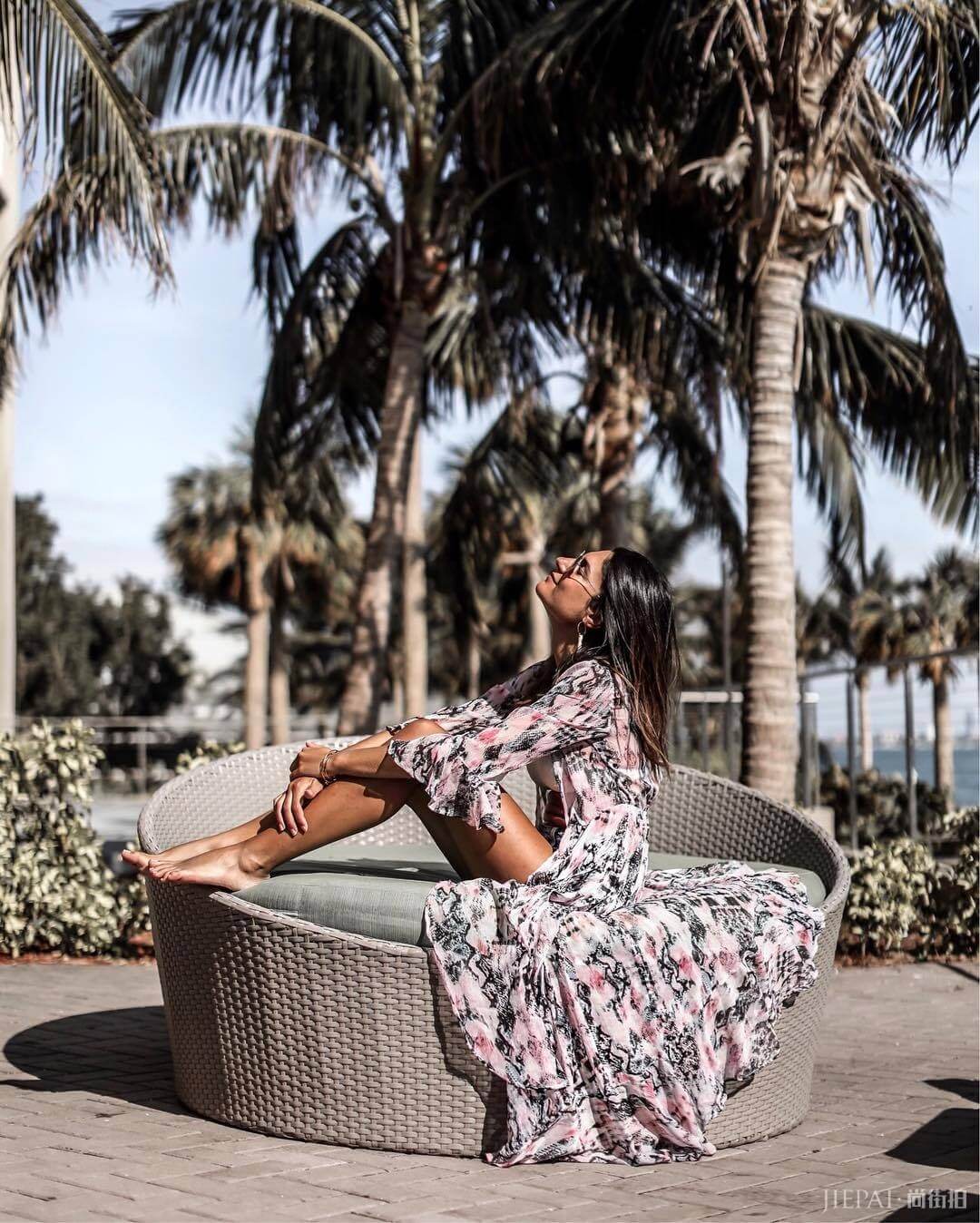 露肩露背露锁骨，驼色黑白高级灰，法国时尚博主Federica L.的私服，就是大写的优雅+性感！