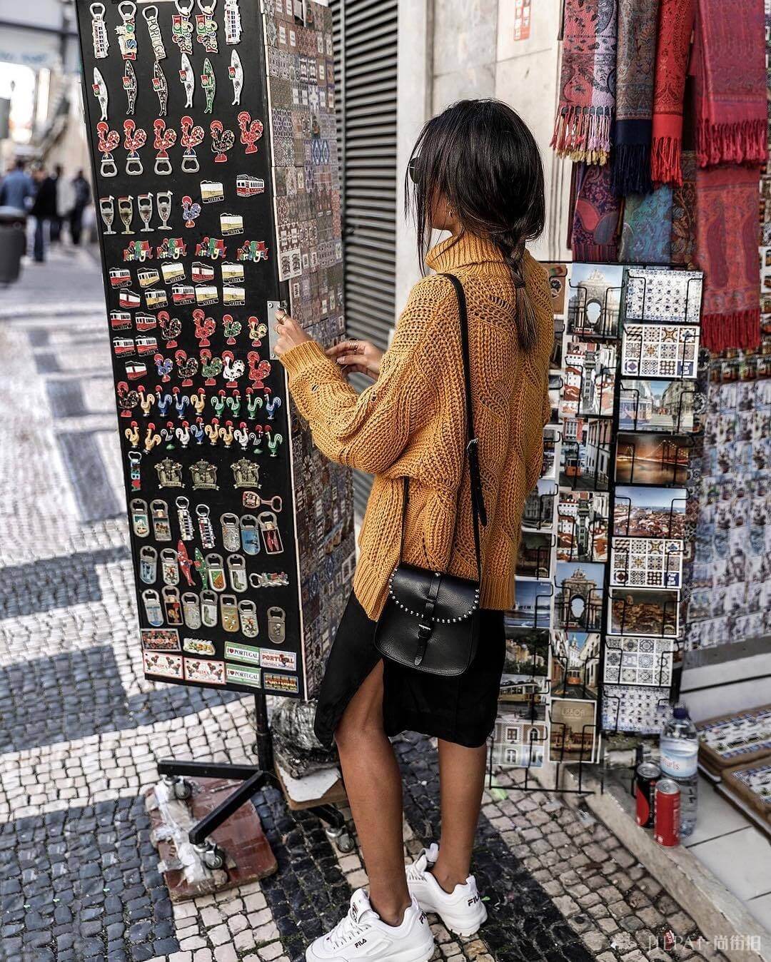 露肩露背露锁骨，驼色黑白高级灰，法国时尚博主Federica L.的私服，就是大写的优雅+性感！