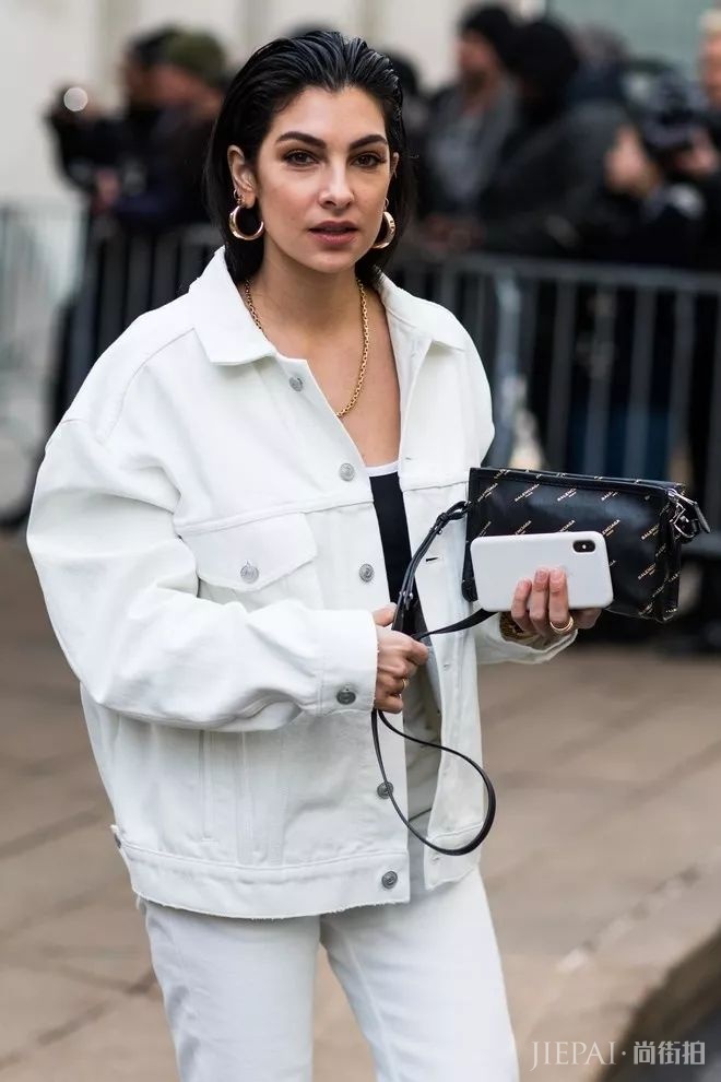 是时候收拾你的衣橱了 这五种街拍单品再穿就会过时啦