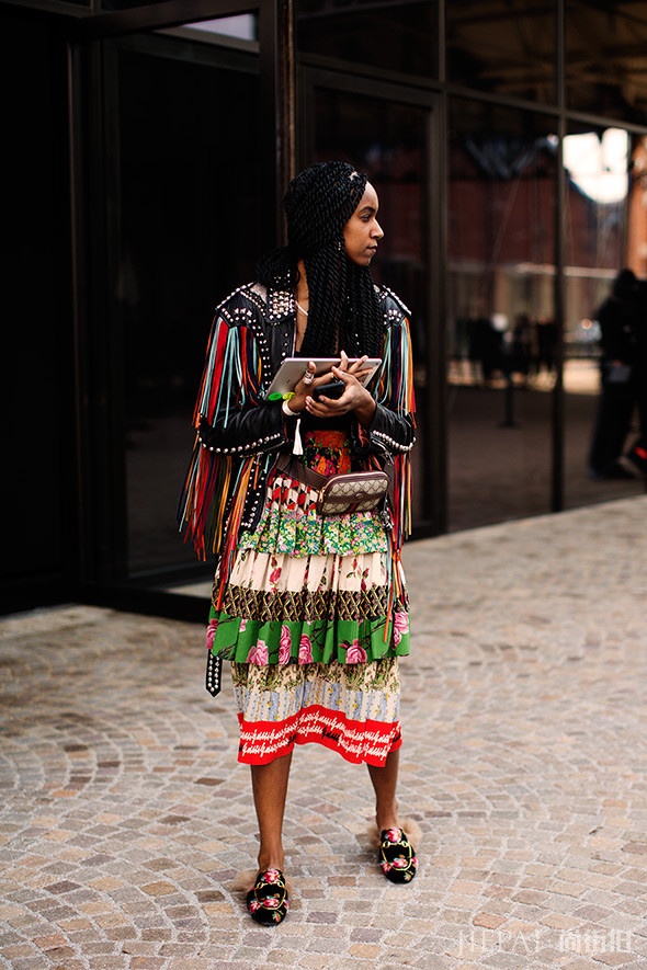 换季穿搭有灵感！20张2018秋冬时装周秀场外街拍 张张好看