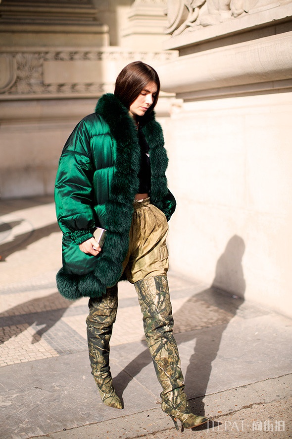 换季穿搭有灵感！20张2018秋冬时装周秀场外街拍 张张好看