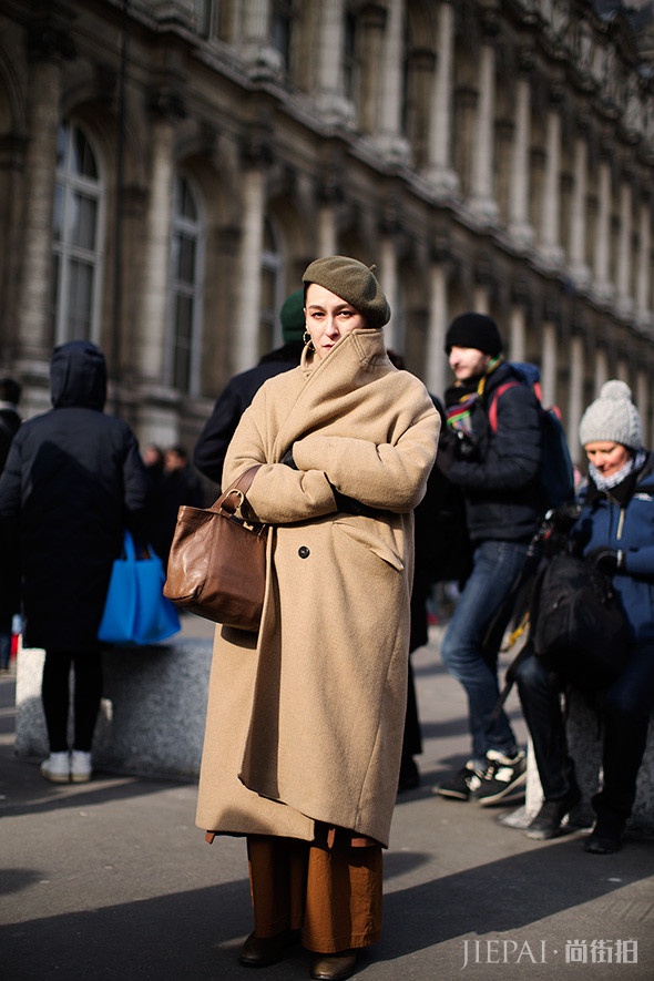 换季穿搭有灵感！20张2018秋冬时装周秀场外街拍 张张好看