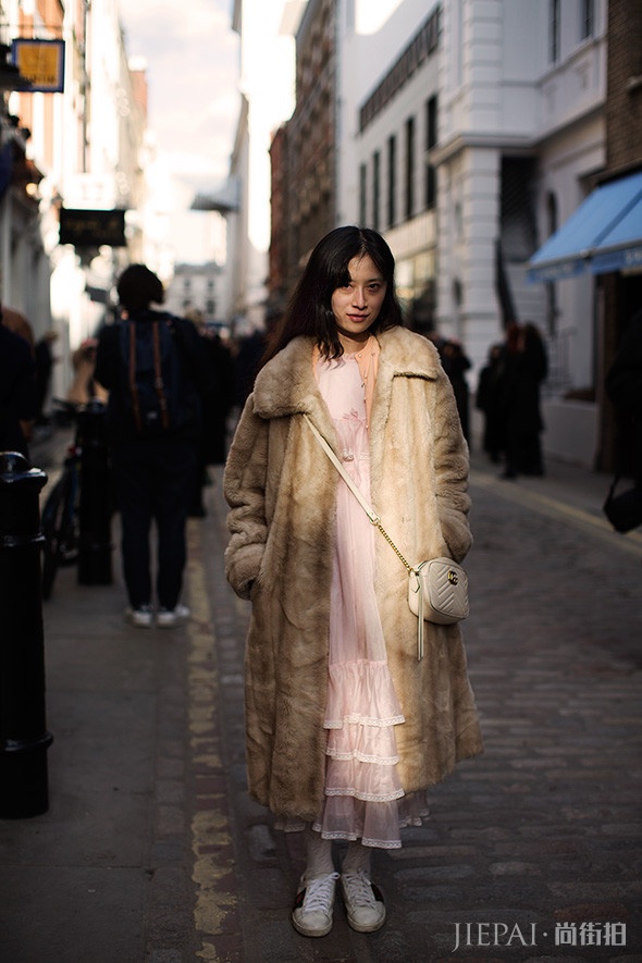 换季穿搭有灵感！20张2018秋冬时装周秀场外街拍 张张好看
