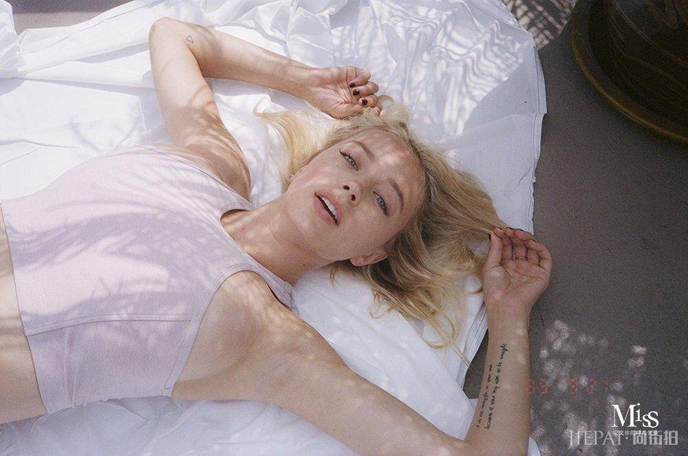 像柳岩一样拥有丰满上围,但这个女人却穿的一点都不低级!