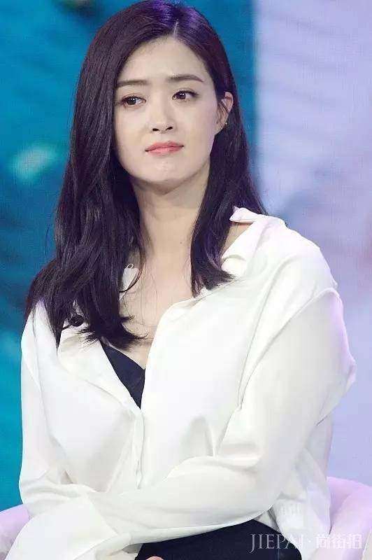 像柳岩一样拥有丰满上围,但这个女人却穿的一点都不低级!