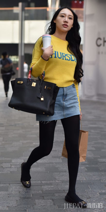 看国内牛仔裙街拍 一年可穿四季，休闲又清新