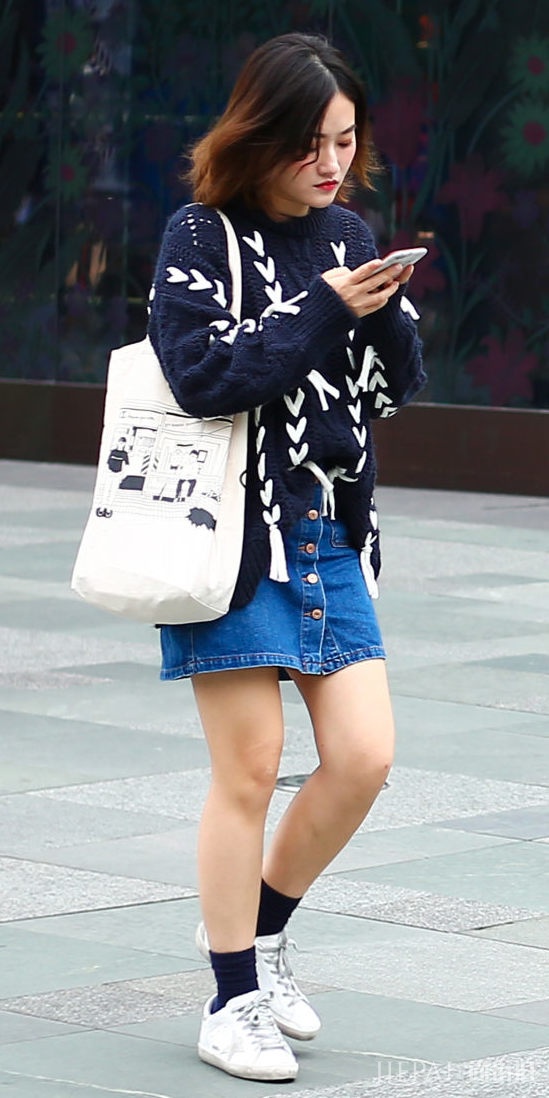 看国内牛仔裙街拍 一年可穿四季，休闲又清新