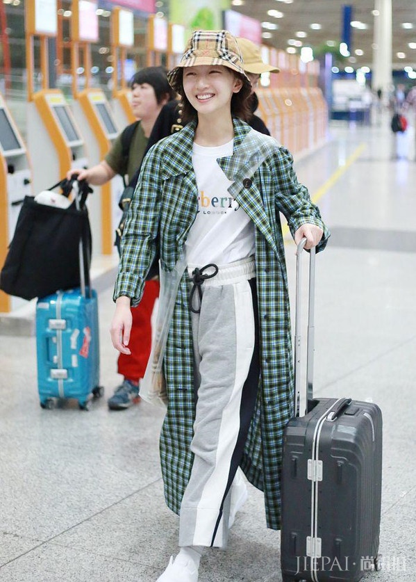 周冬雨机场街拍，竟然是素颜