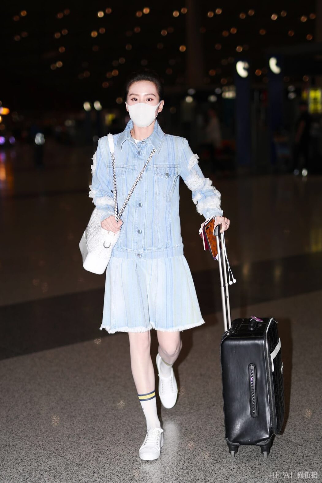 刘诗诗机场街拍，Chanel牛仔外套+半裙清新耐看