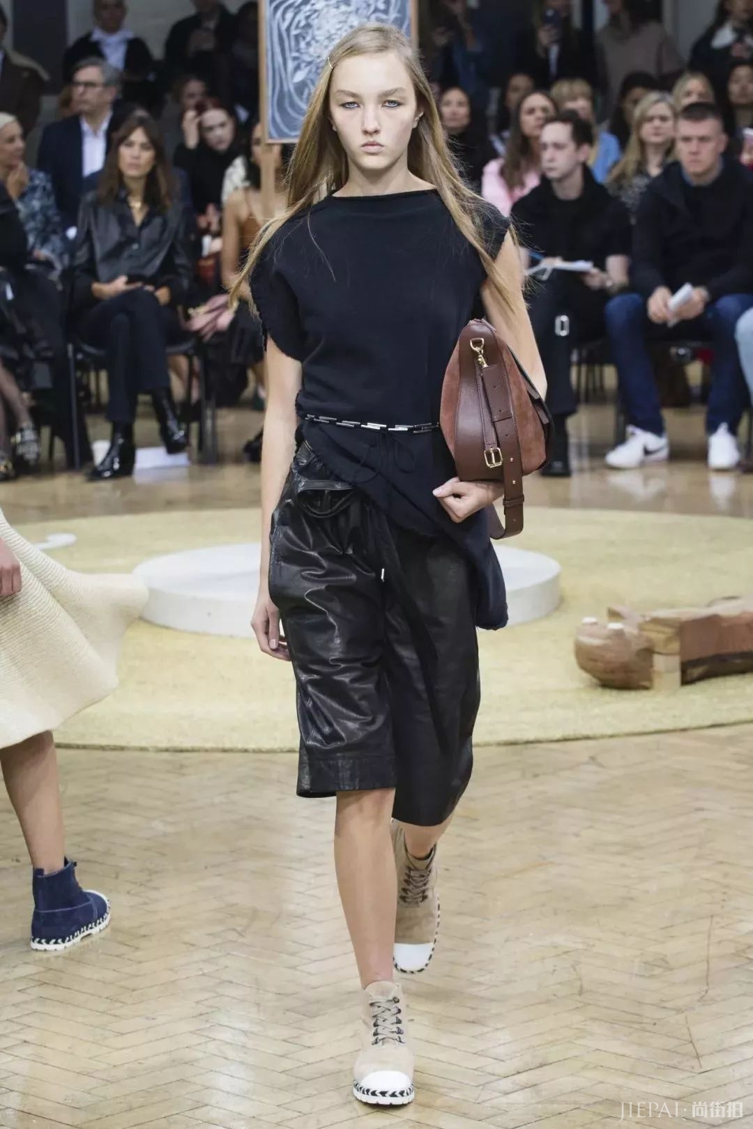 “奶奶鞋”之后周冬雨又带火“爸爸裤”：小短腿们的夏季救星！