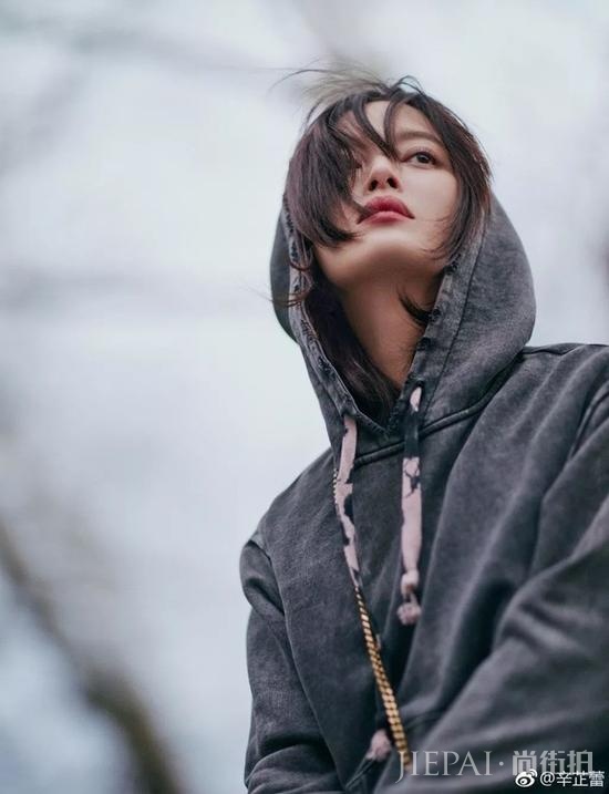 辛芷蕾素颜“凶”不起来 水润Q弹怎么看怎么软