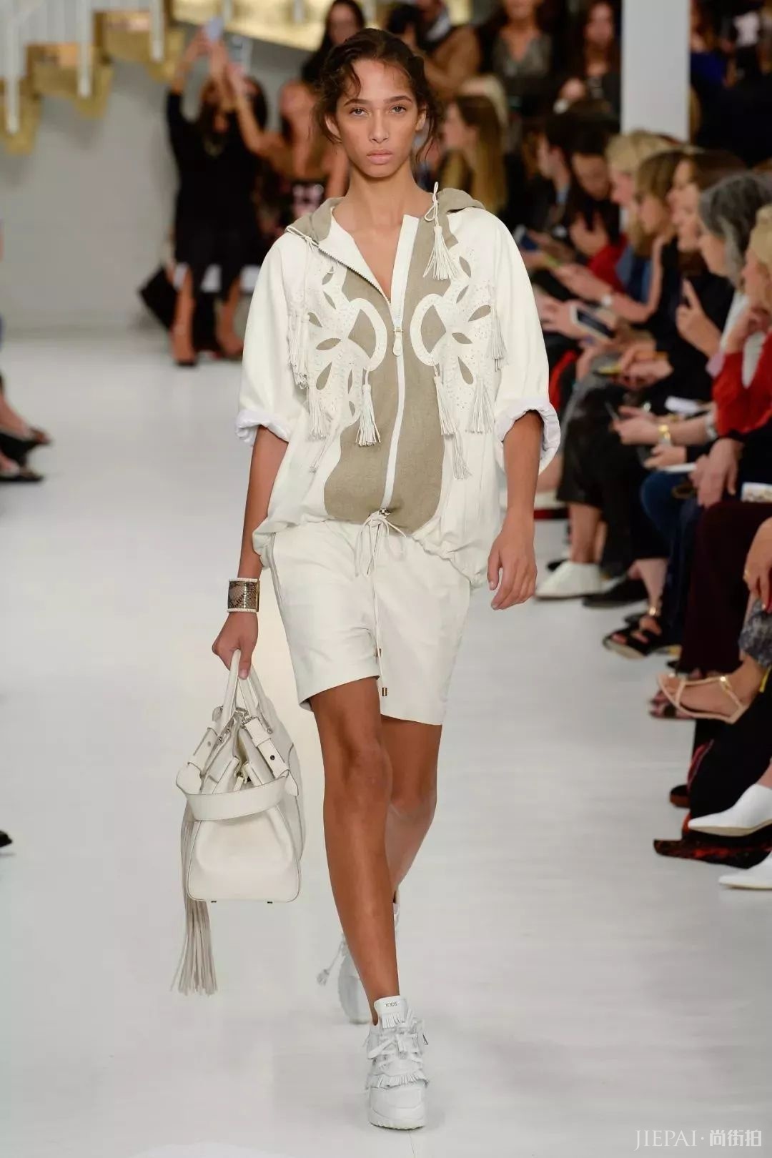 “奶奶鞋”之后周冬雨又带火“爸爸裤”：小短腿们的夏季救星！