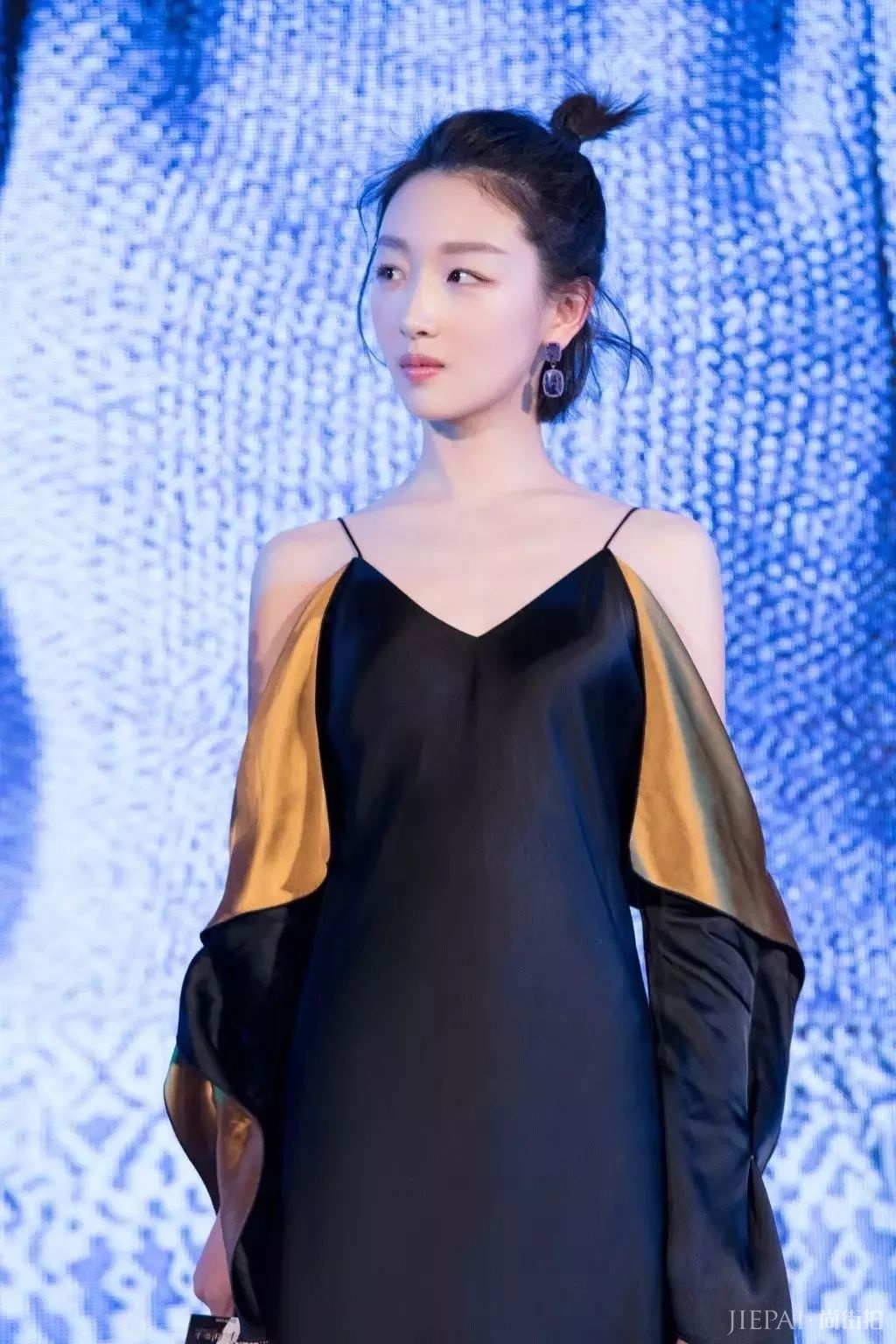 夏季,穿上这3件上衣,让你美得超性感!
