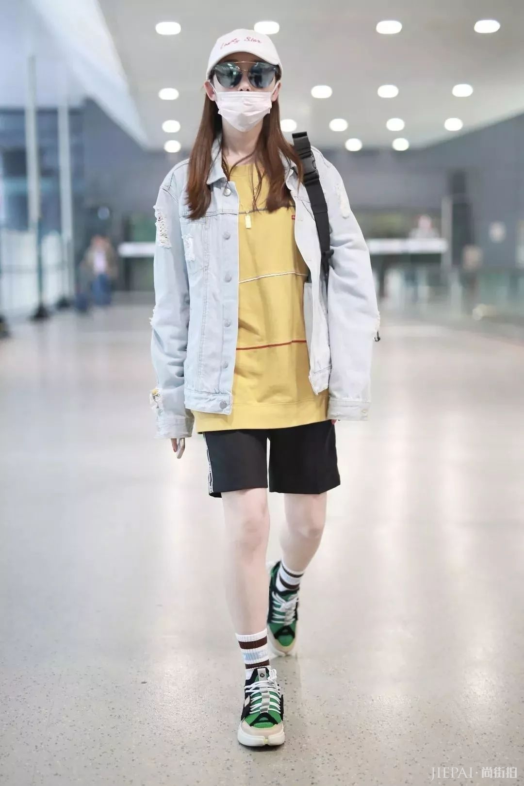 “奶奶鞋”之后周冬雨又带火“爸爸裤”：小短腿们的夏季救星！