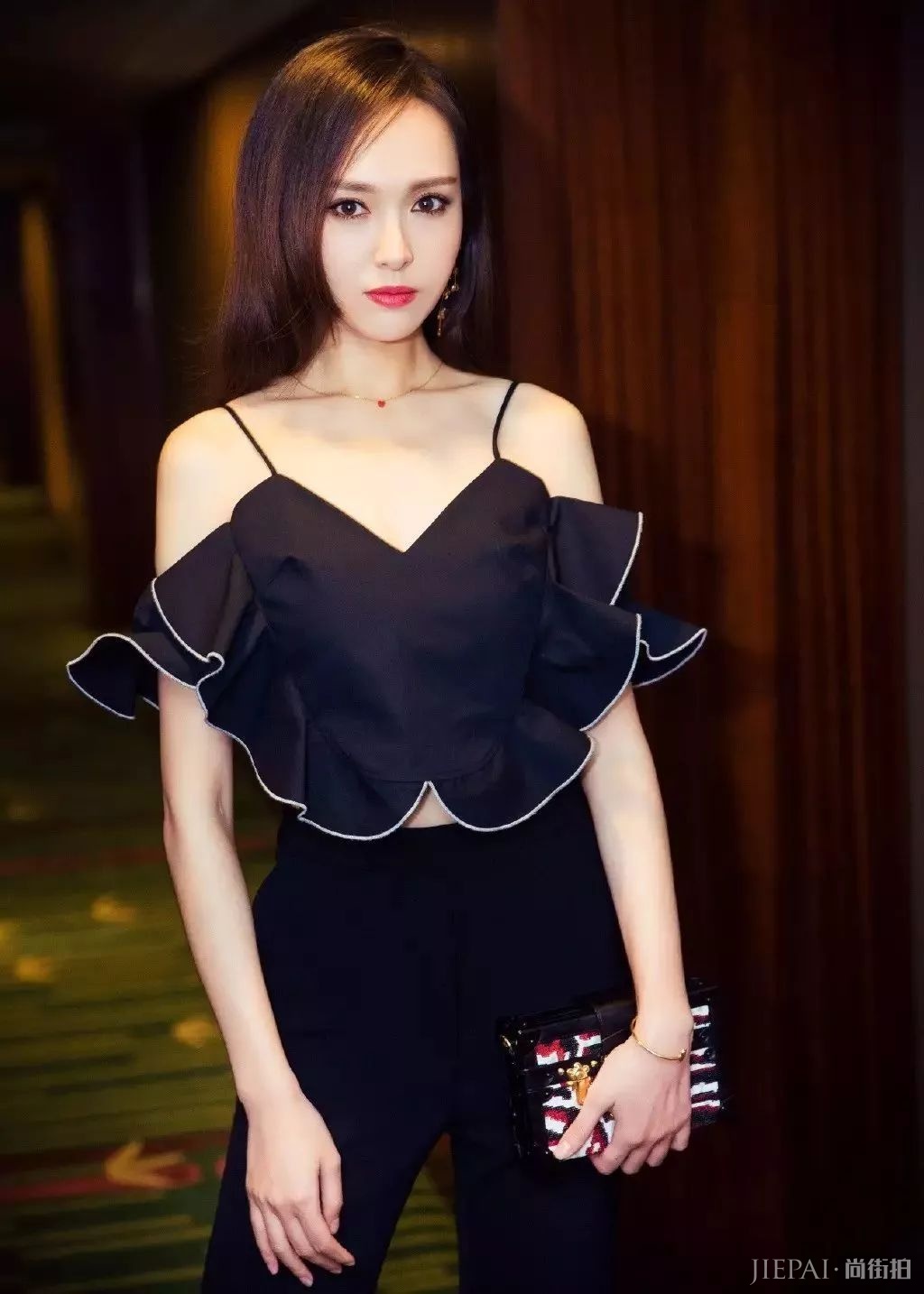 夏季,穿上这3件上衣,让你美得超性感!