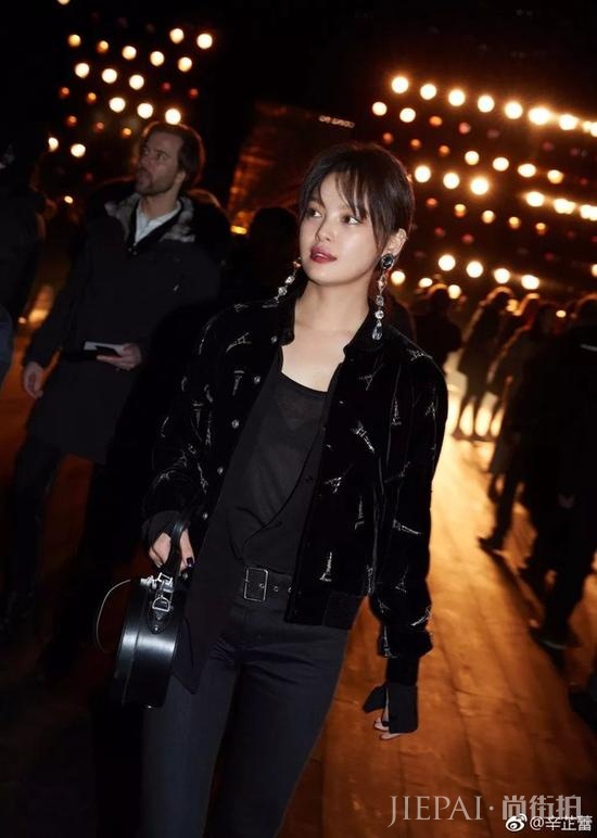 辛芷蕾素颜“凶”不起来 水润Q弹怎么看怎么软