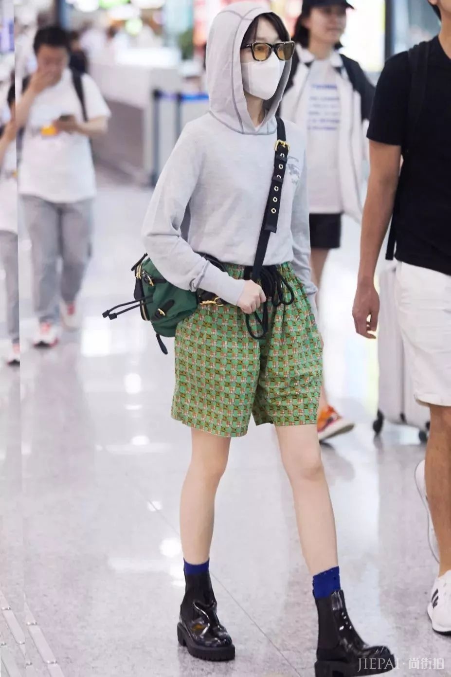 “奶奶鞋”之后周冬雨又带火“爸爸裤”：小短腿们的夏季救星！