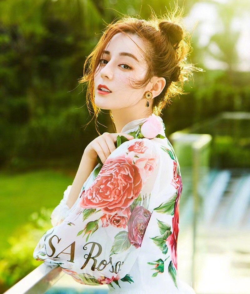 迪丽热巴诠释人比花娇 是心动的感觉