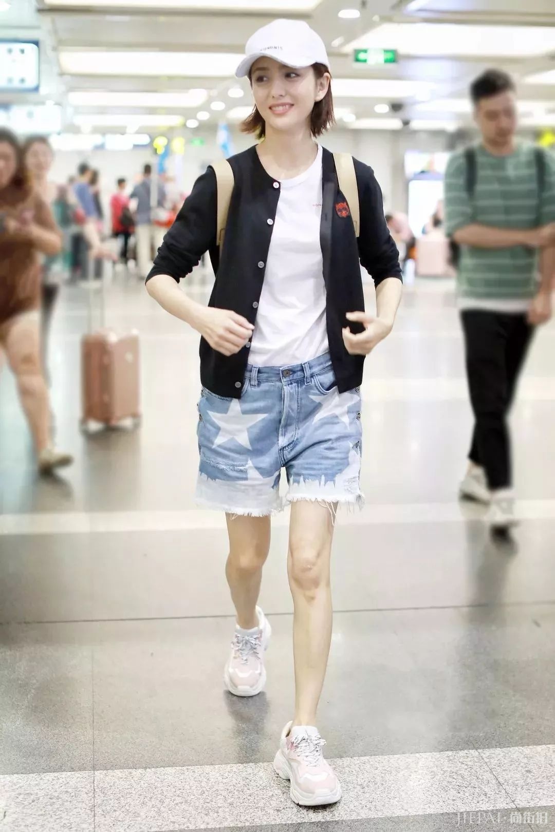 “奶奶鞋”之后周冬雨又带火“爸爸裤”：小短腿们的夏季救星！