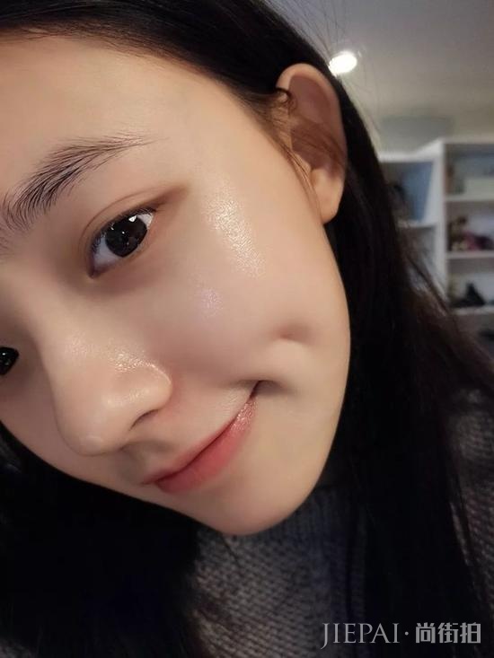 辛芷蕾素颜“凶”不起来 水润Q弹怎么看怎么软