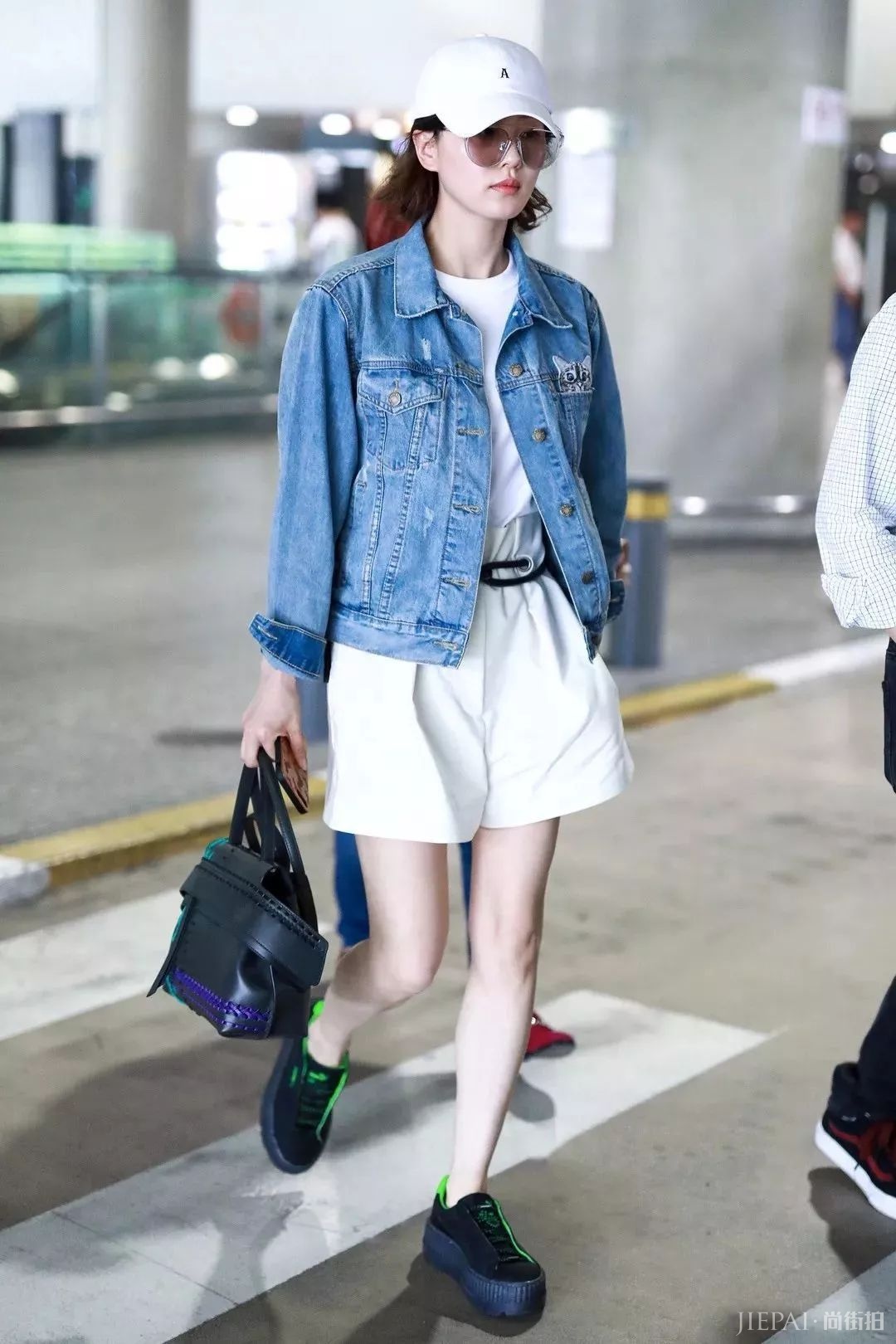 “奶奶鞋”之后周冬雨又带火“爸爸裤”：小短腿们的夏季救星！