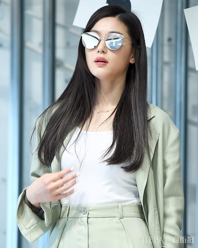 女神气场依旧强大：全智贤率性演绎 Gentle Monster 春夏新款