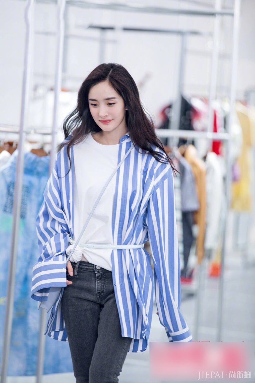杨幂、王紫璇秀穿搭,蓝白条纹衬衫真是火,这是一个拼瘦的时代?