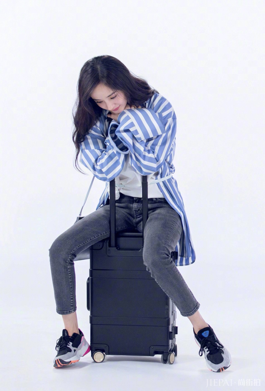 杨幂、王紫璇秀穿搭,蓝白条纹衬衫真是火,这是一个拼瘦的时代?