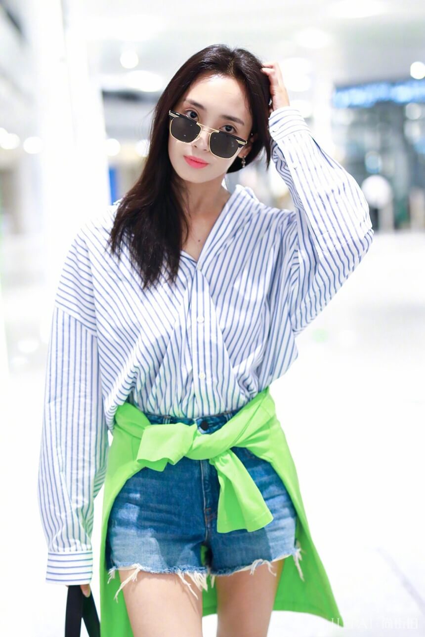 杨幂、王紫璇秀穿搭,蓝白条纹衬衫真是火,这是一个拼瘦的时代?