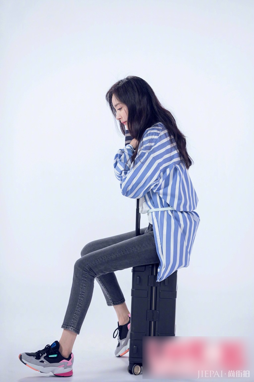 杨幂、王紫璇秀穿搭,蓝白条纹衬衫真是火,这是一个拼瘦的时代?