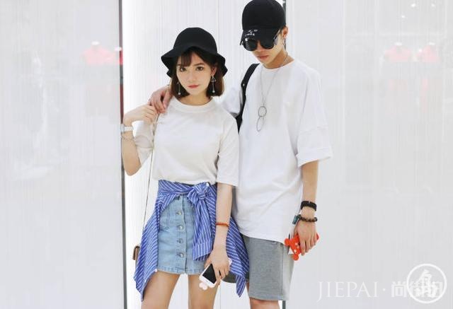 2018夏季街拍新搭配：最经典的还是白T！
