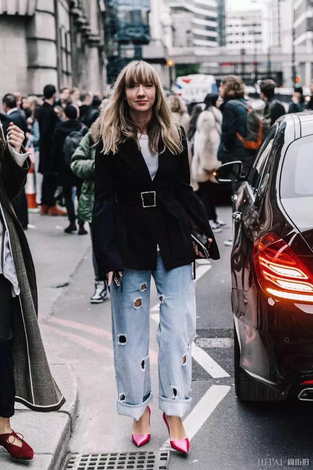 薄西服+牛仔裤=2018年早秋最时髦的极简套路!