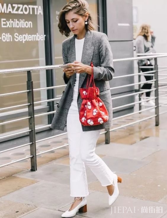 薄西服+牛仔裤=2018年早秋最时髦的极简套路!