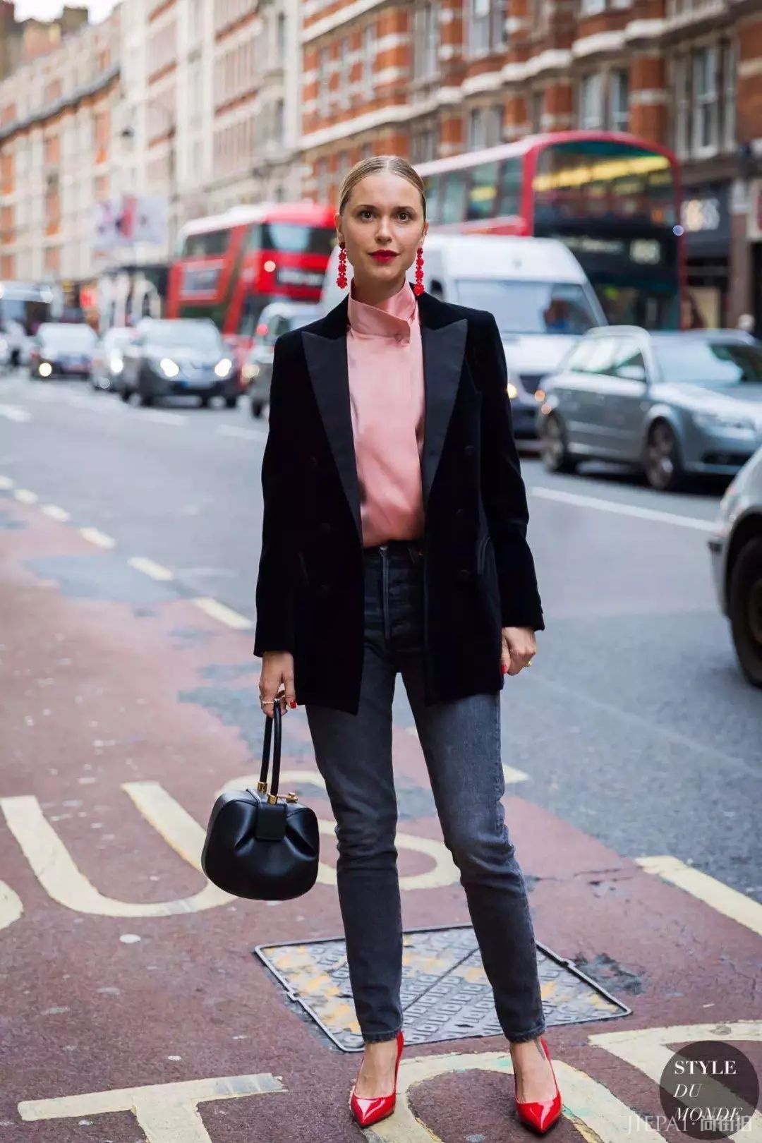 薄西服+牛仔裤=2018年早秋最时髦的极简套路!