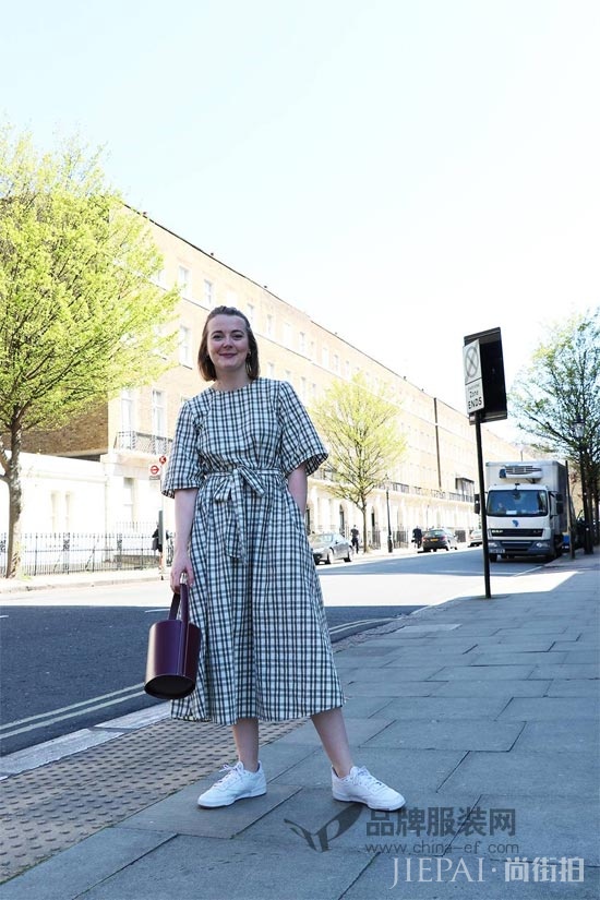 欧美秋季街拍 各类混搭让你拿出搁置的单品